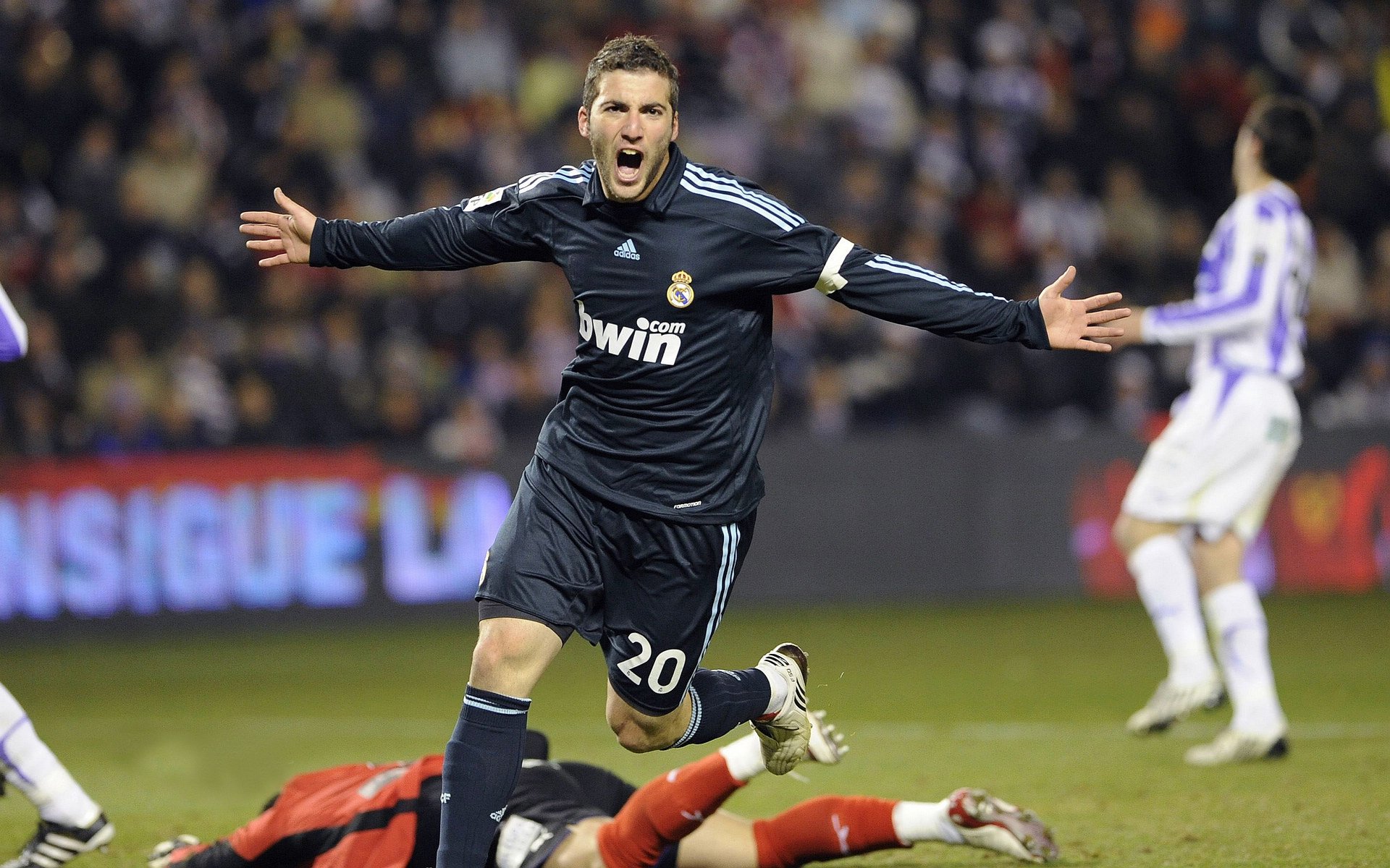 10战6败!布朗32+9绿军无缘16分逆转 魔术小瓦27+6+6,布朗小正